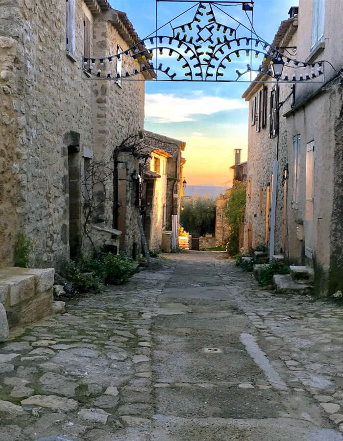 vue-bastide-des-roses-chambre-hotes-provence-saint-julien-d-asse